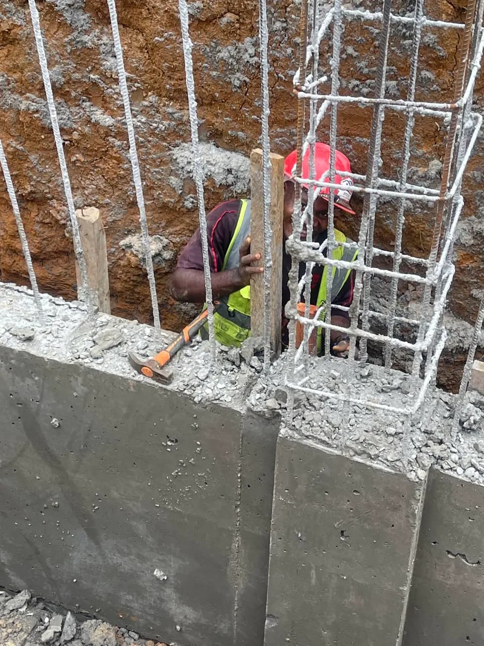 Coulage d’une fondation et ferraillage d’un mur sur un chantier ETS’2i — vue 2