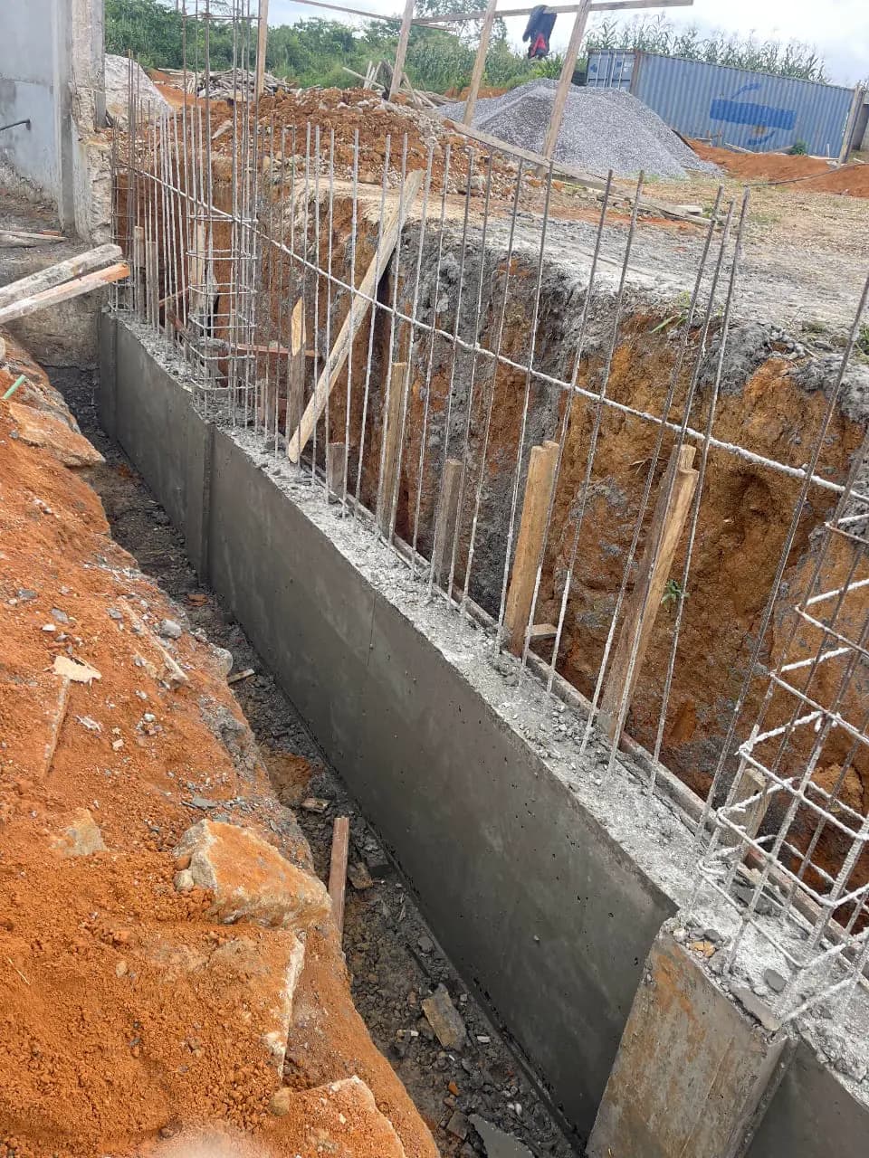 Coulage d’une fondation et ferraillage d’un mur sur un chantier ETS’2i — vue 3