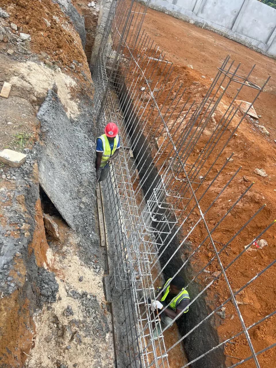 Coulage d’une fondation et ferraillage d’un mur sur un chantier ETS’2i — vue 4