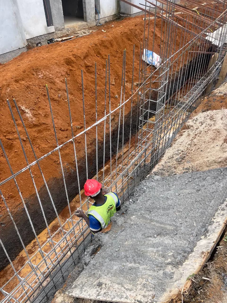 Coulage d’une fondation et ferraillage d’un mur sur un chantier ETS’2i — vue 5