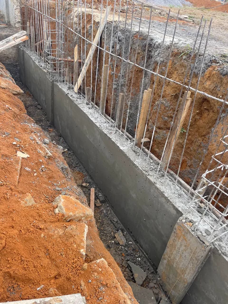 Coulage d’une fondation et ferraillage d’un mur sur un chantier ETS’2i — vue 6