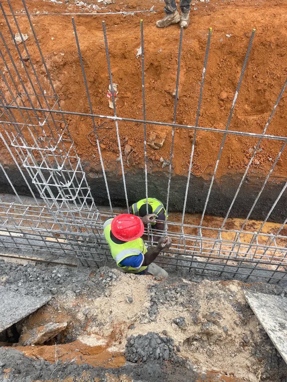 Coulage d’une fondation et ferraillage d’un mur sur un chantier ETS’2i — vue 7