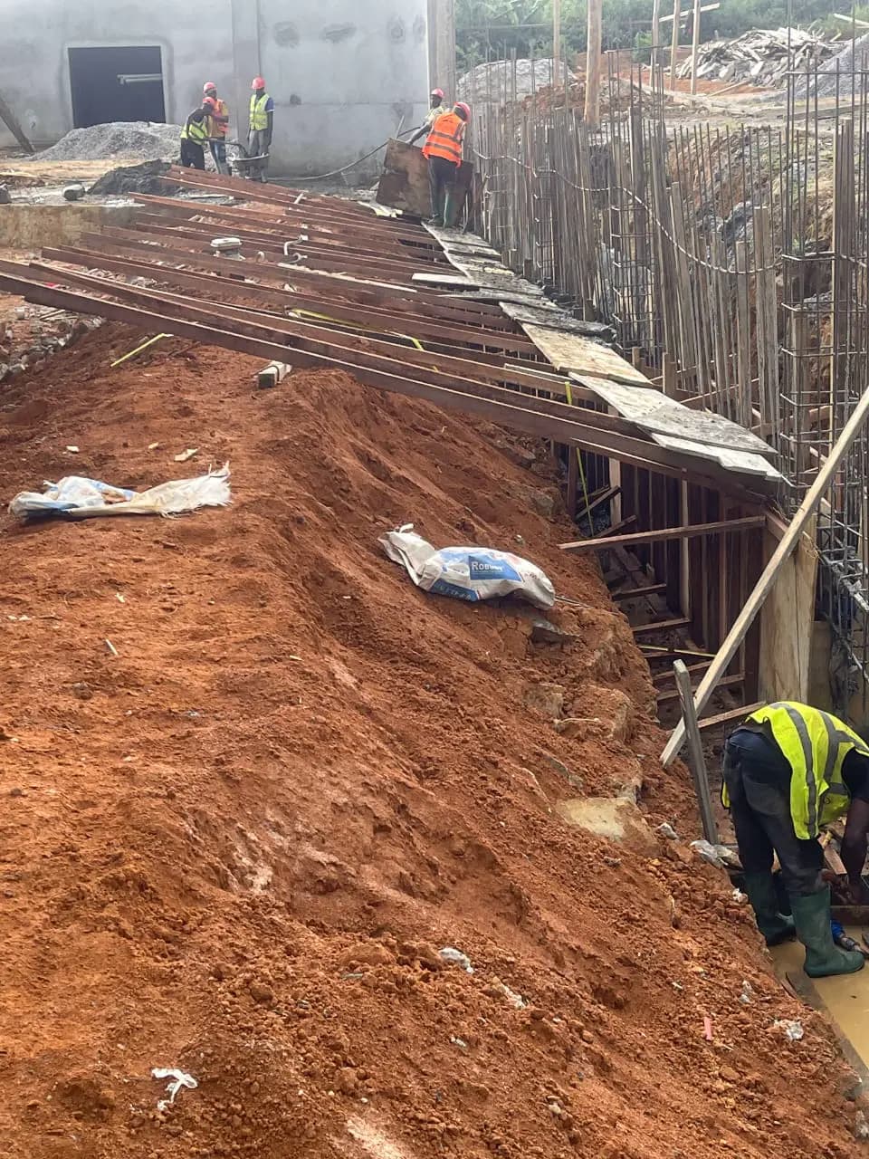 Coulage d’une fondation et ferraillage d’un mur sur un chantier ETS’2i — vue 8