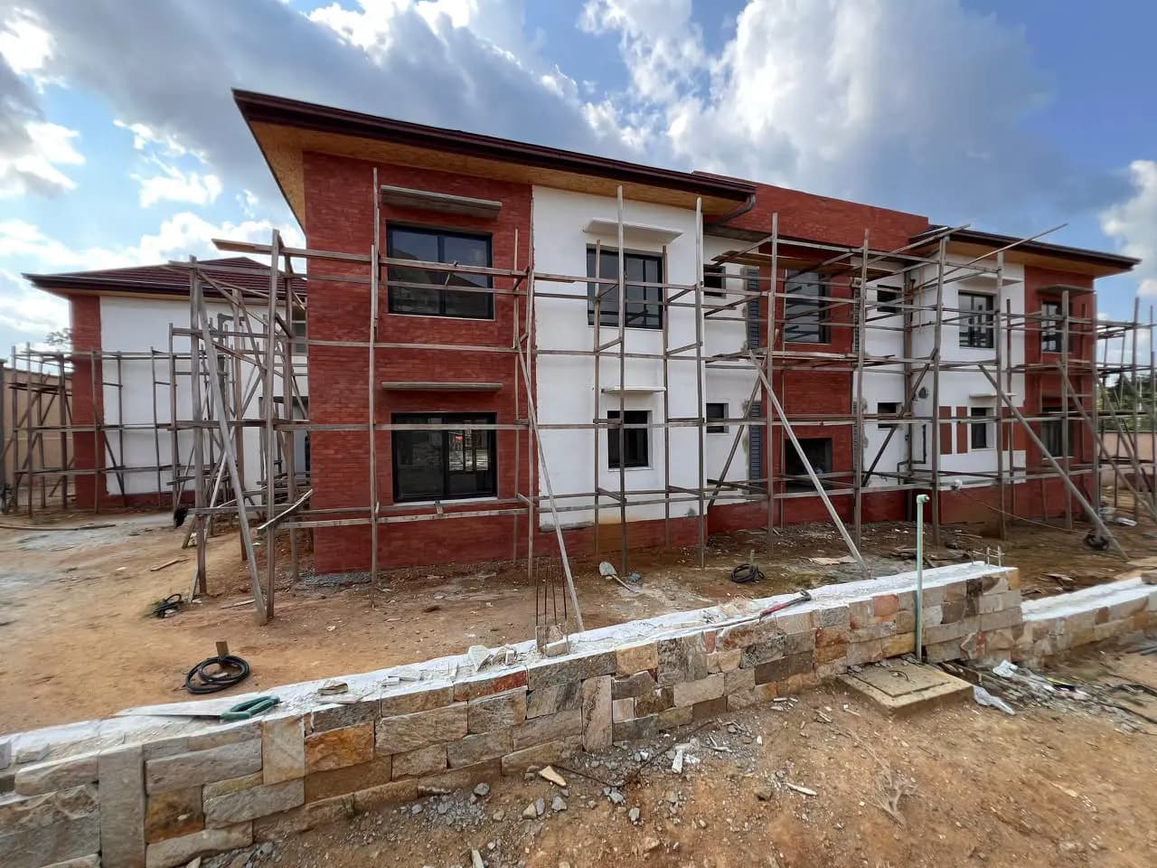 Maison en construction à Douala, échafaudages et façades en cours de finition — vue 2
