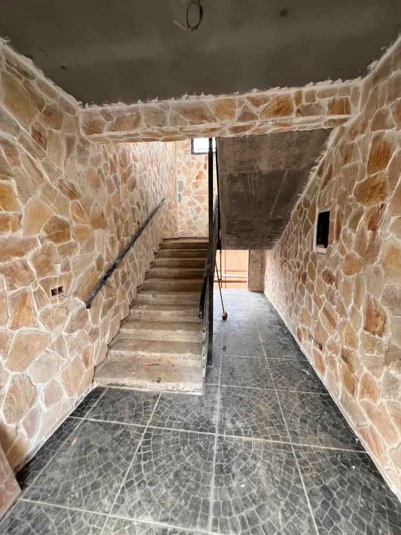 Maison en construction à Douala, échafaudages et façades en cours de finition — vue 5