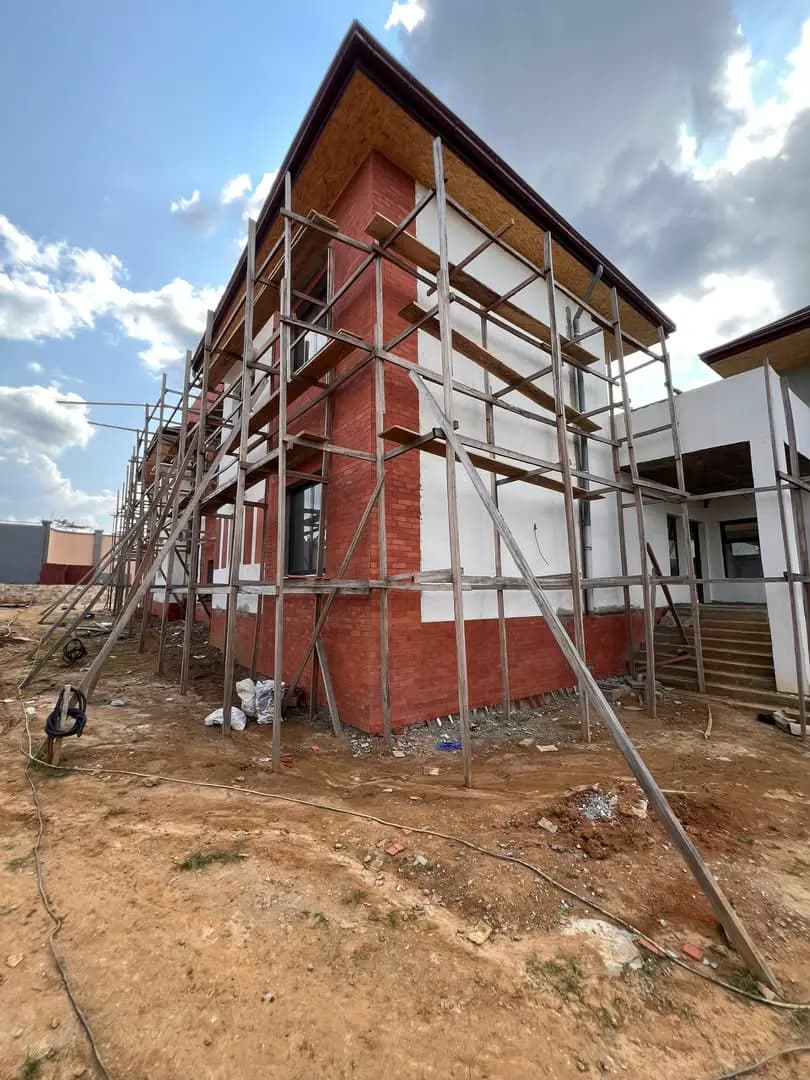 Maison en construction à Douala, échafaudages et façades en cours de finition — vue 7