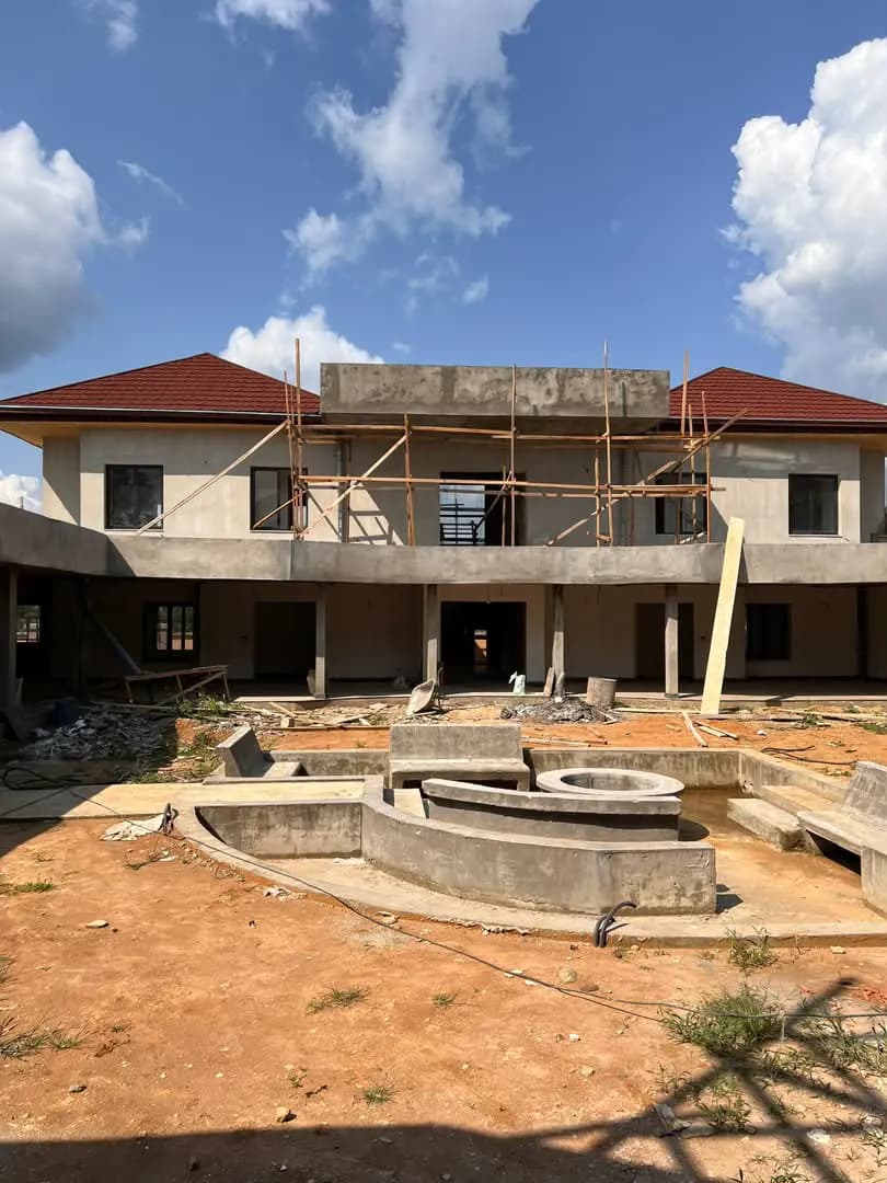 Maison en construction à Douala, échafaudages et façades en cours de finition — vue 8