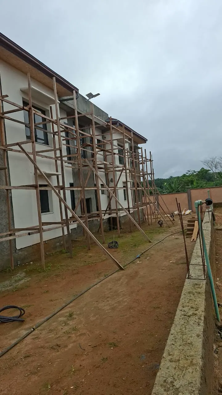 Voirie et clôture d’un chantier de maison à Douala — vue 2