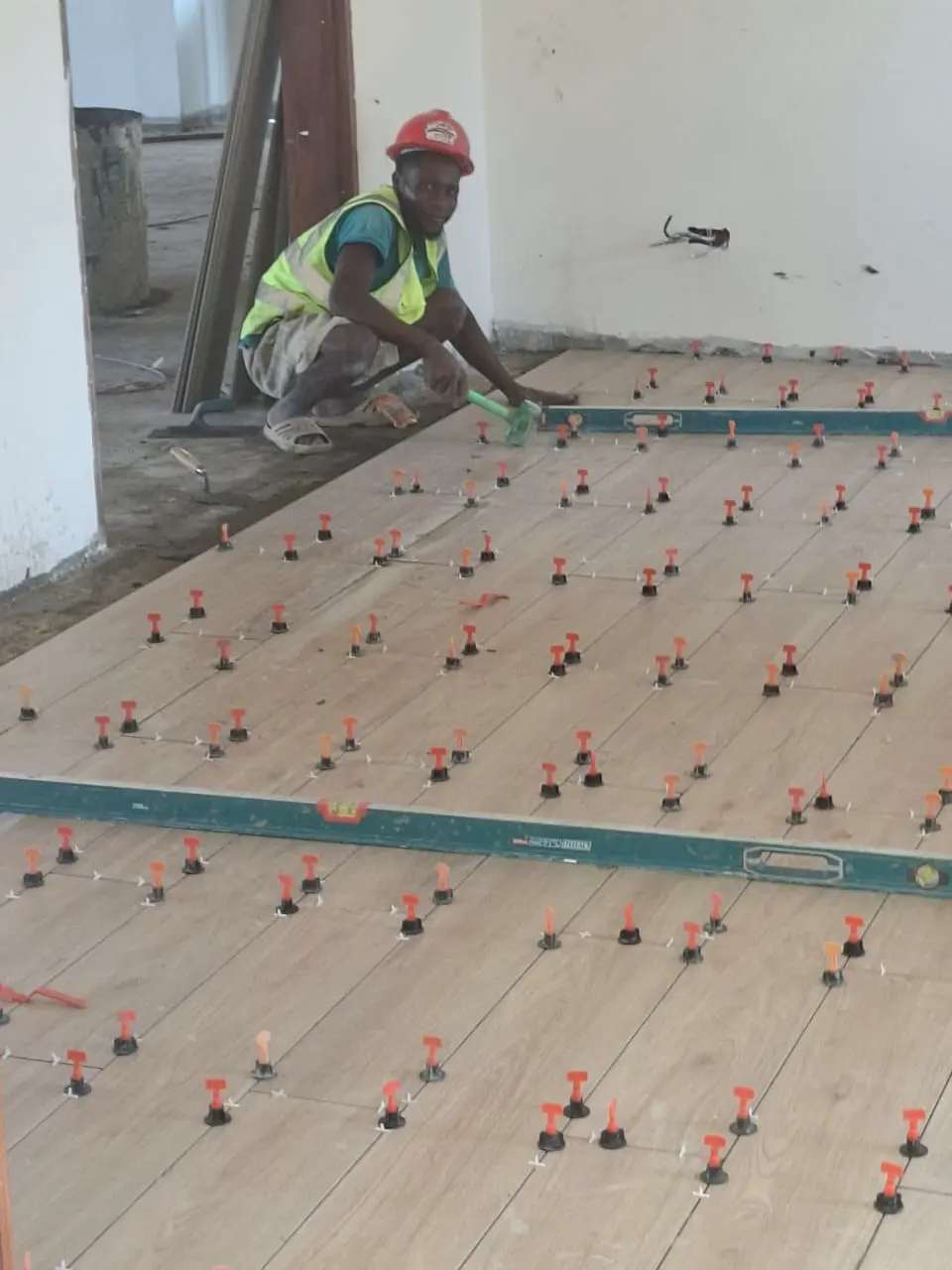 Voirie et clôture d’un chantier de maison à Douala — vue 3