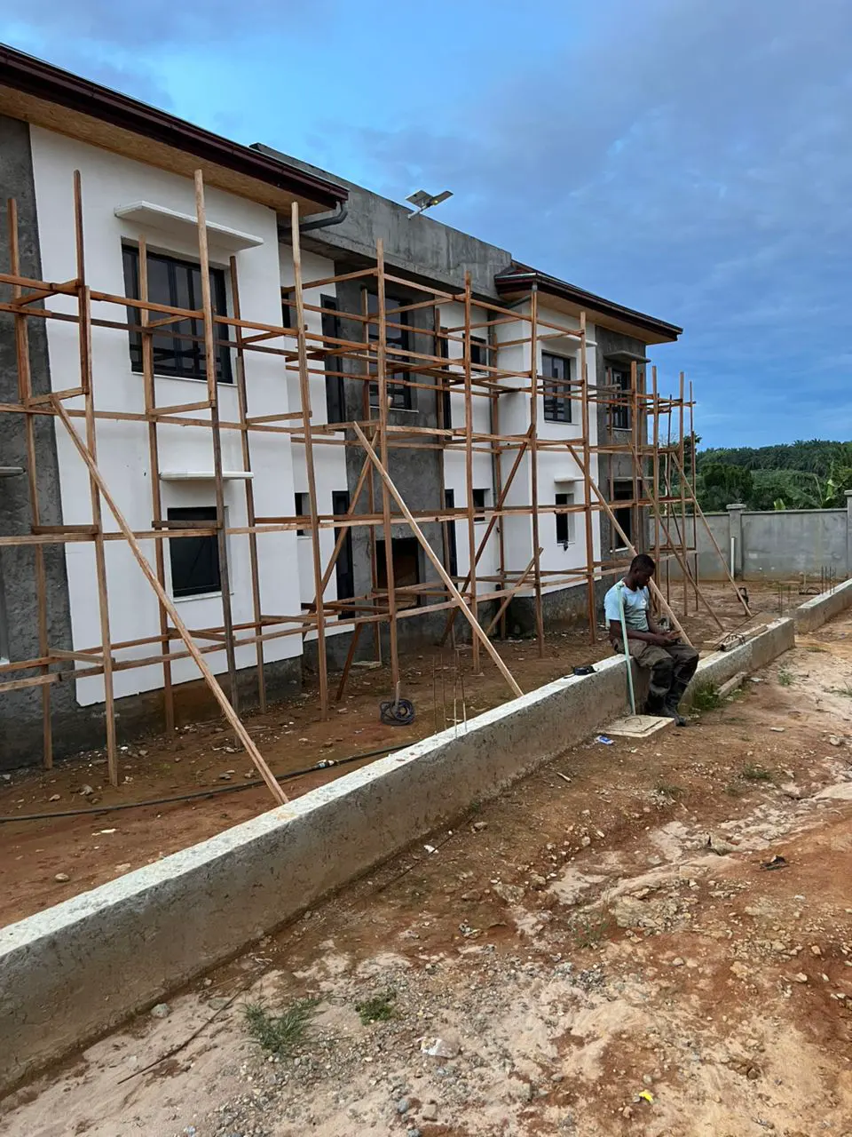 Voirie et clôture d’un chantier de maison à Douala — vue 4