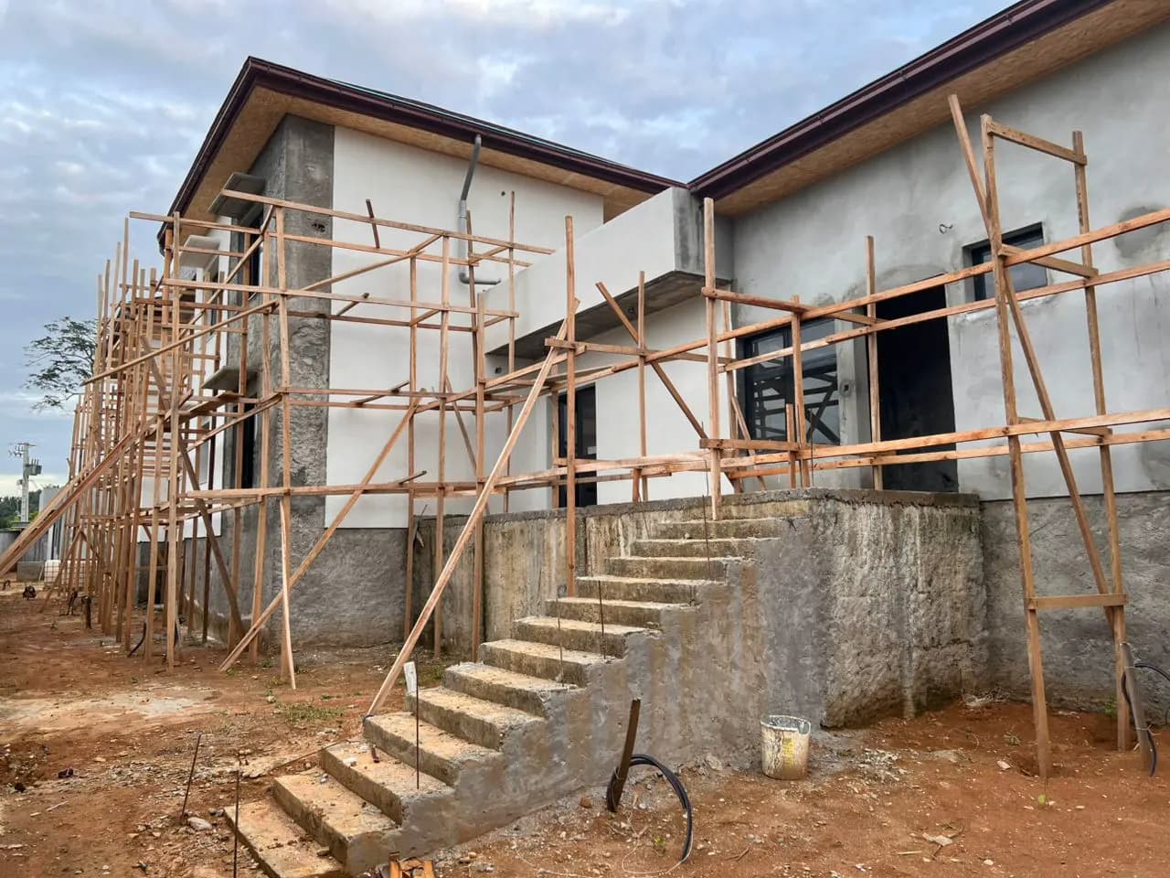 Voirie et clôture d’un chantier de maison à Douala — vue 5