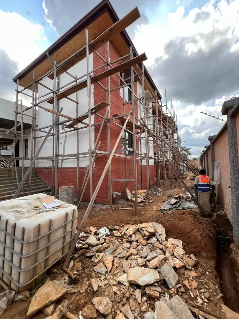 Maison en construction à Douala, échafaudages et façades en cours de finition — vue 3