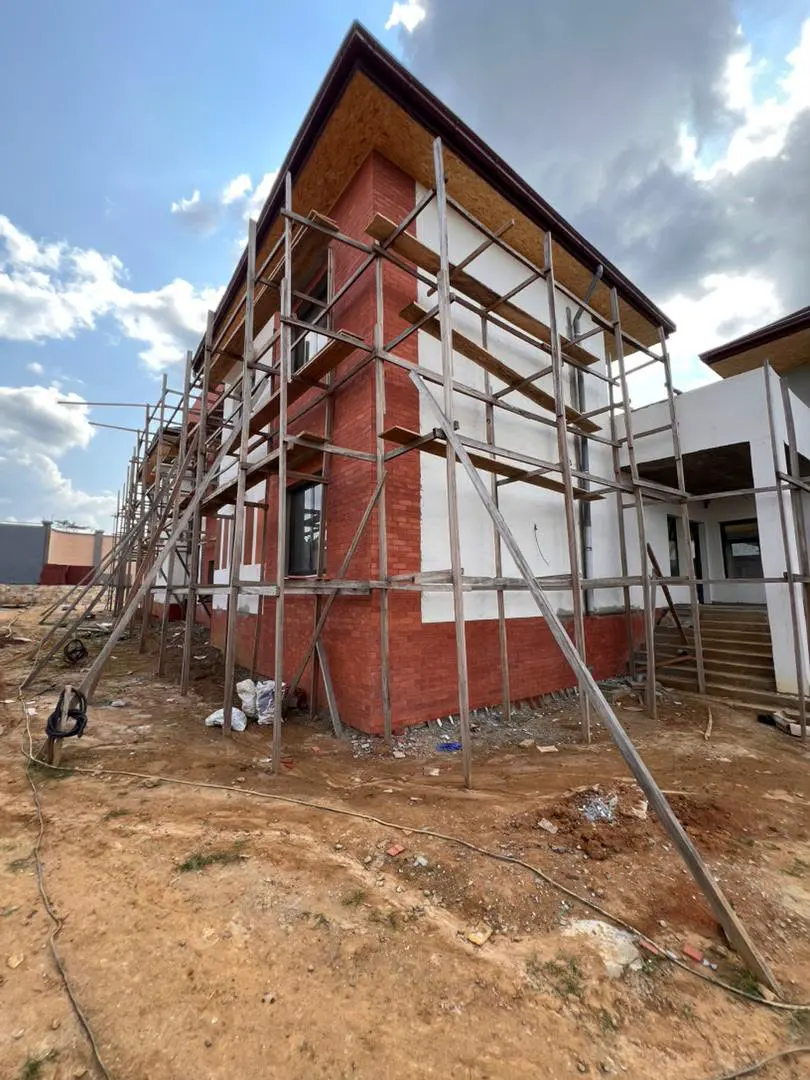 Maison en construction à Douala, échafaudages et façades en cours de finition — vue 6