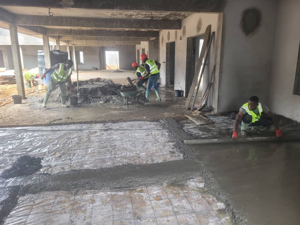 Maison en construction à Douala, échafaudages et façades en cours de finition — vue 9