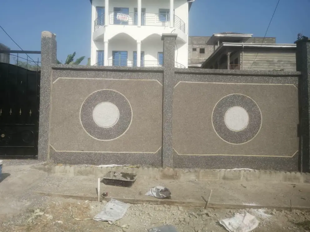 Travaux de mur réalisés par ETS’2i à Douala — vue 3
