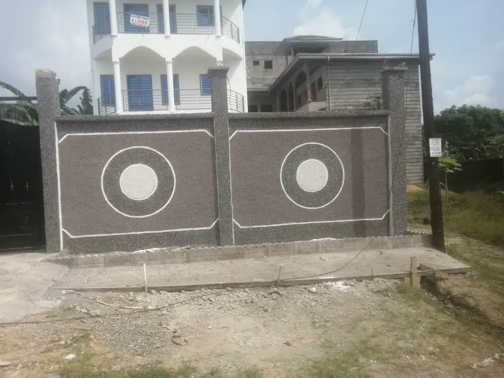 Travaux de mur réalisés par ETS’2i à Douala — vue 4