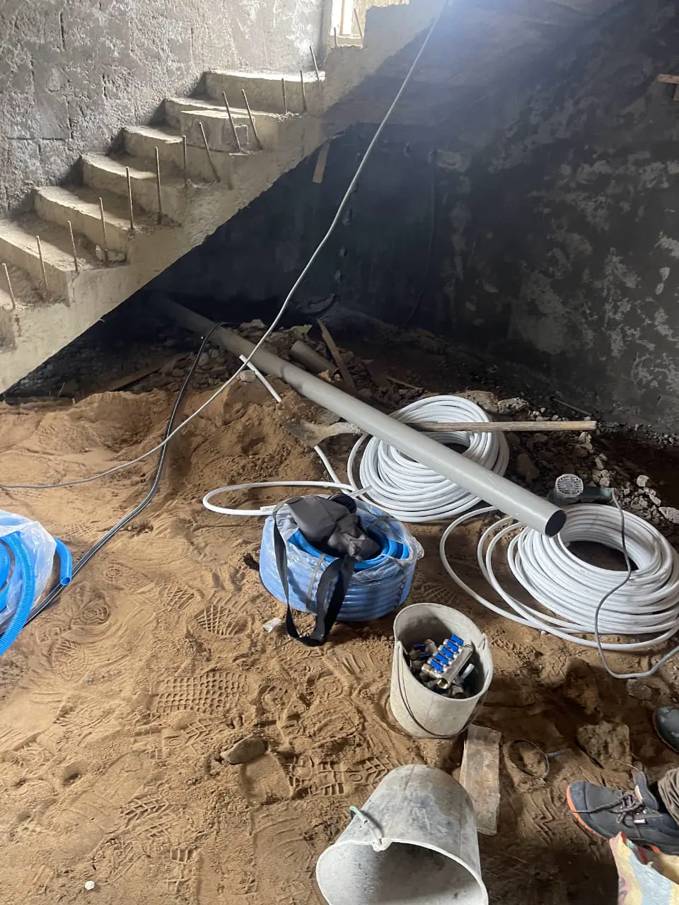 Technicien ETS’2i préparant les réseaux de plomberie sur un chantier à Yassa — vue 2