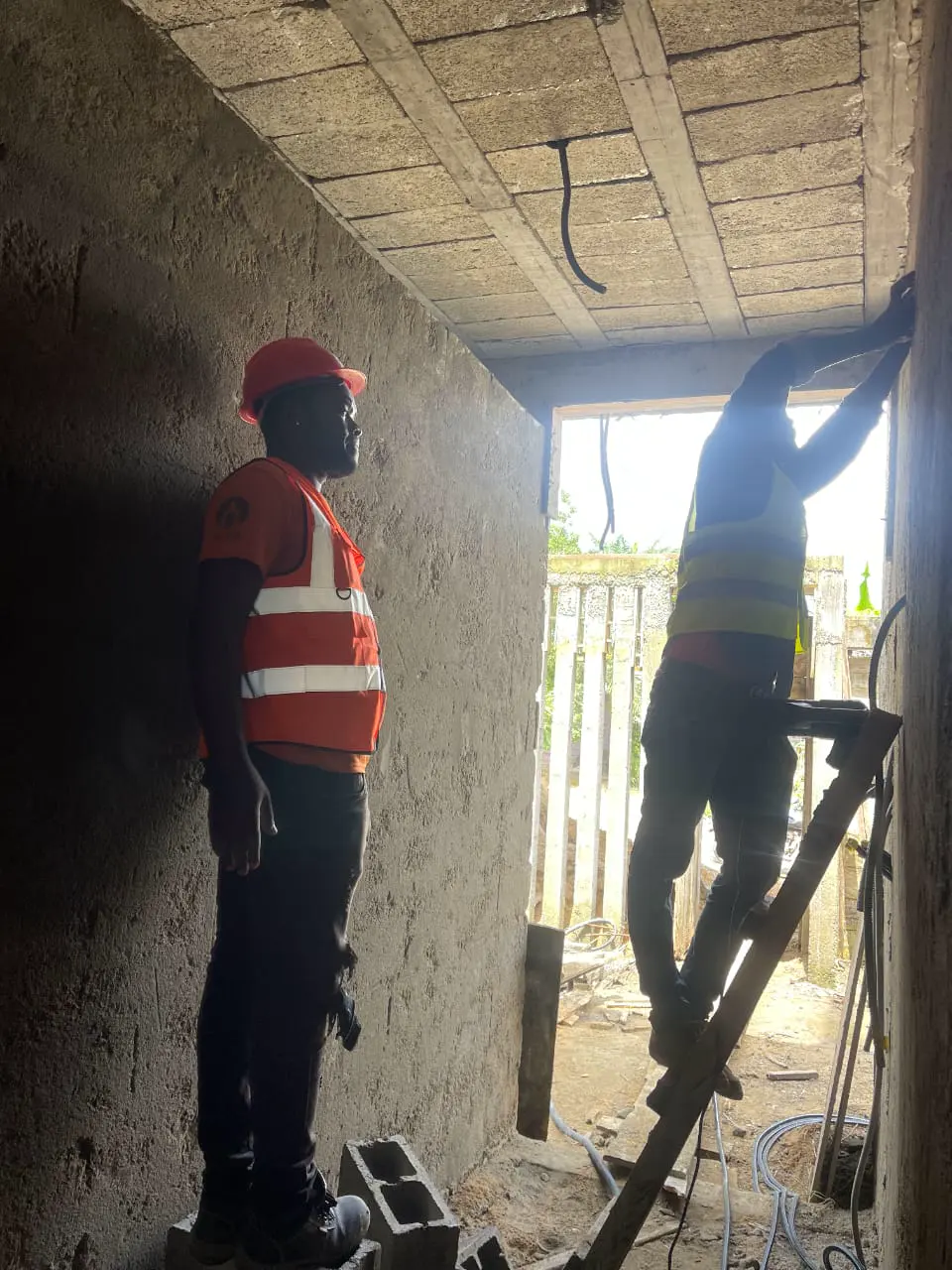 Technicien ETS’2i préparant les réseaux de plomberie sur un chantier à Yassa — vue 3