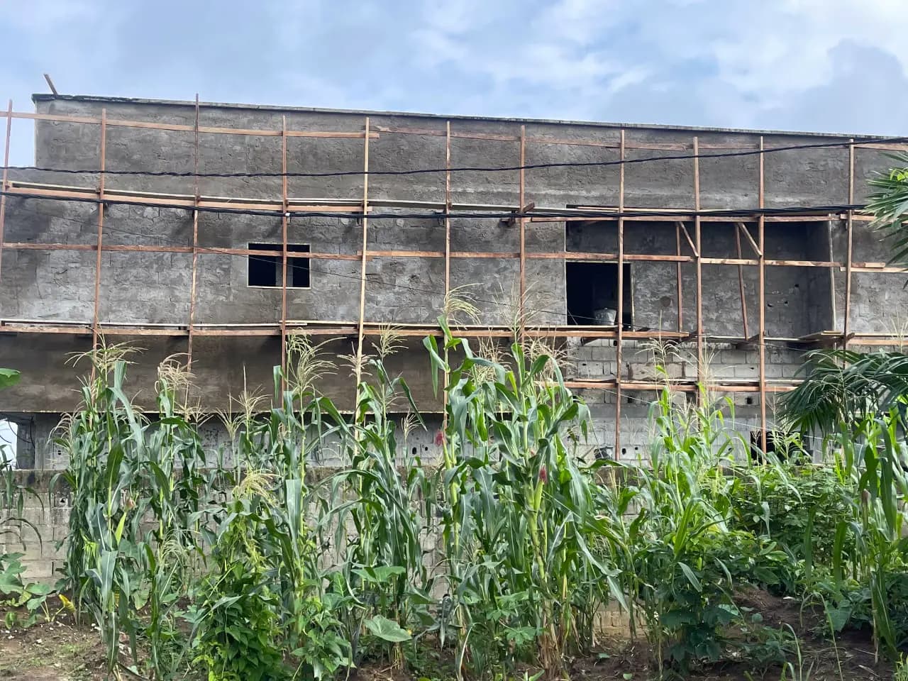 Technicien ETS’2i préparant les réseaux de plomberie sur un chantier à Yassa — vue 4