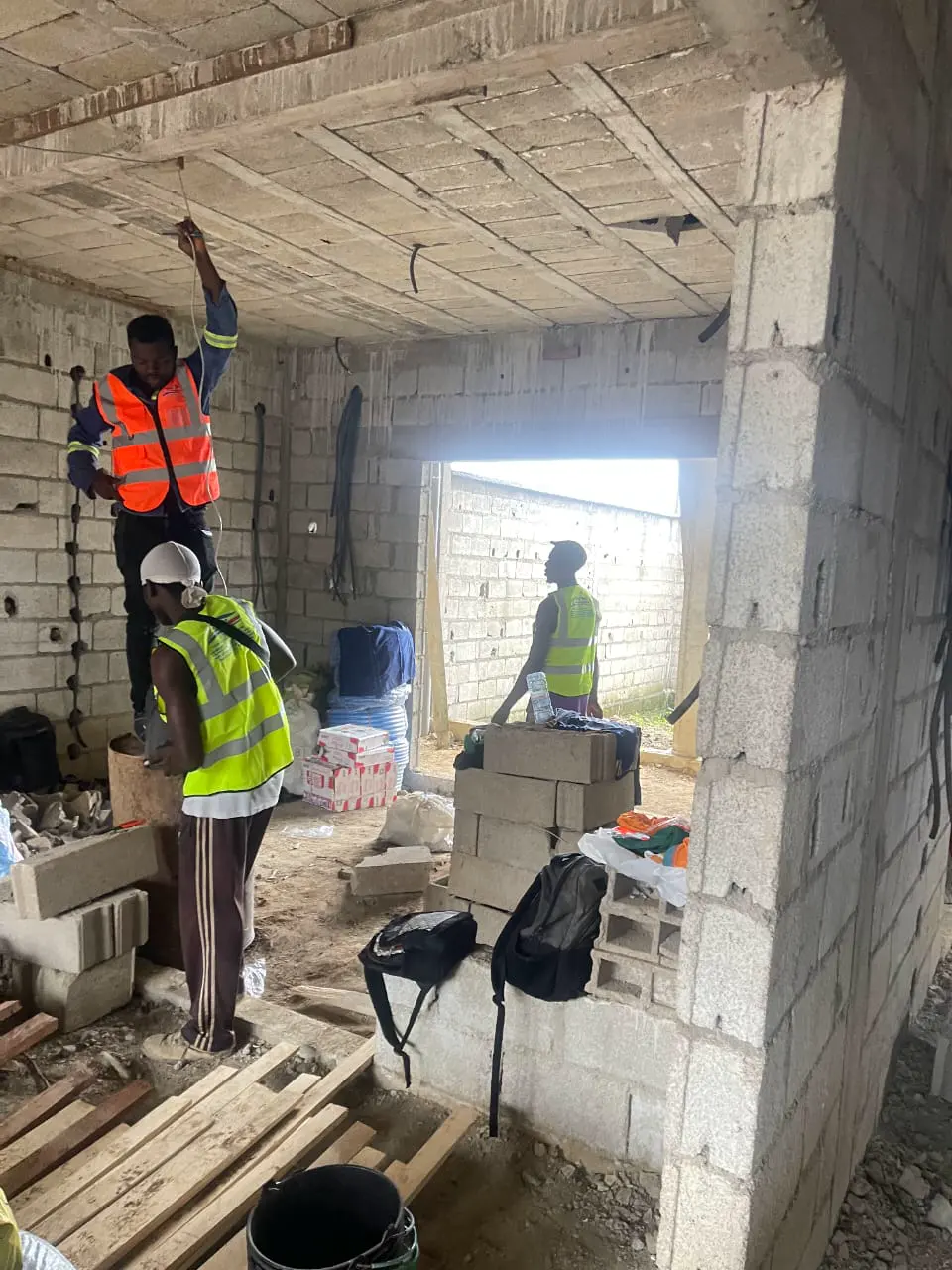 Technicien ETS’2i préparant les réseaux de plomberie sur un chantier à Yassa — vue 5