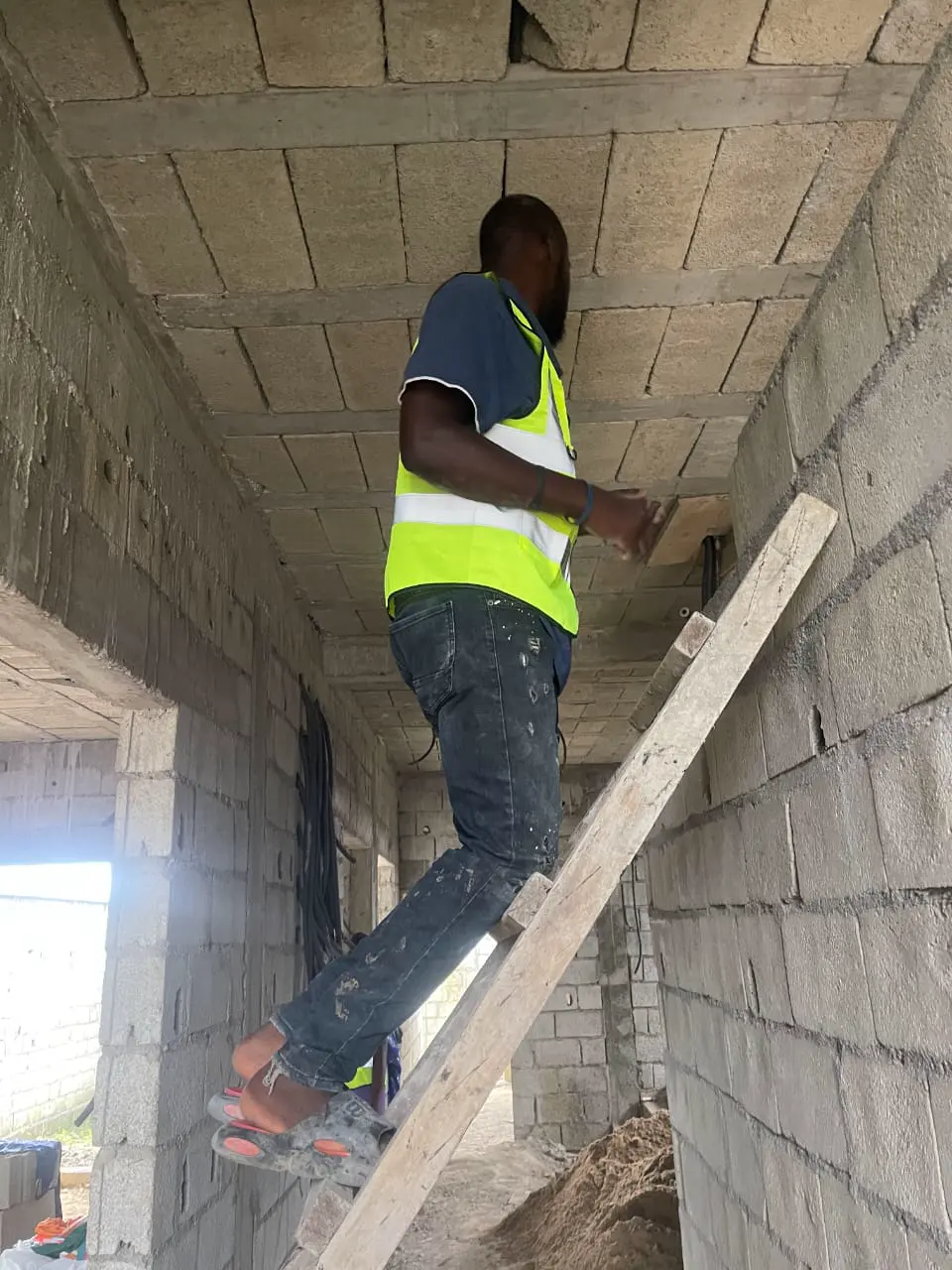 Technicien ETS’2i préparant les réseaux de plomberie sur un chantier à Yassa — vue 7