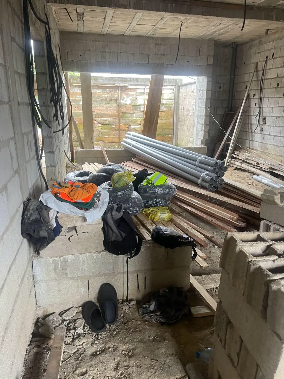 Technicien ETS’2i préparant les réseaux de plomberie sur un chantier à Yassa — vue 8