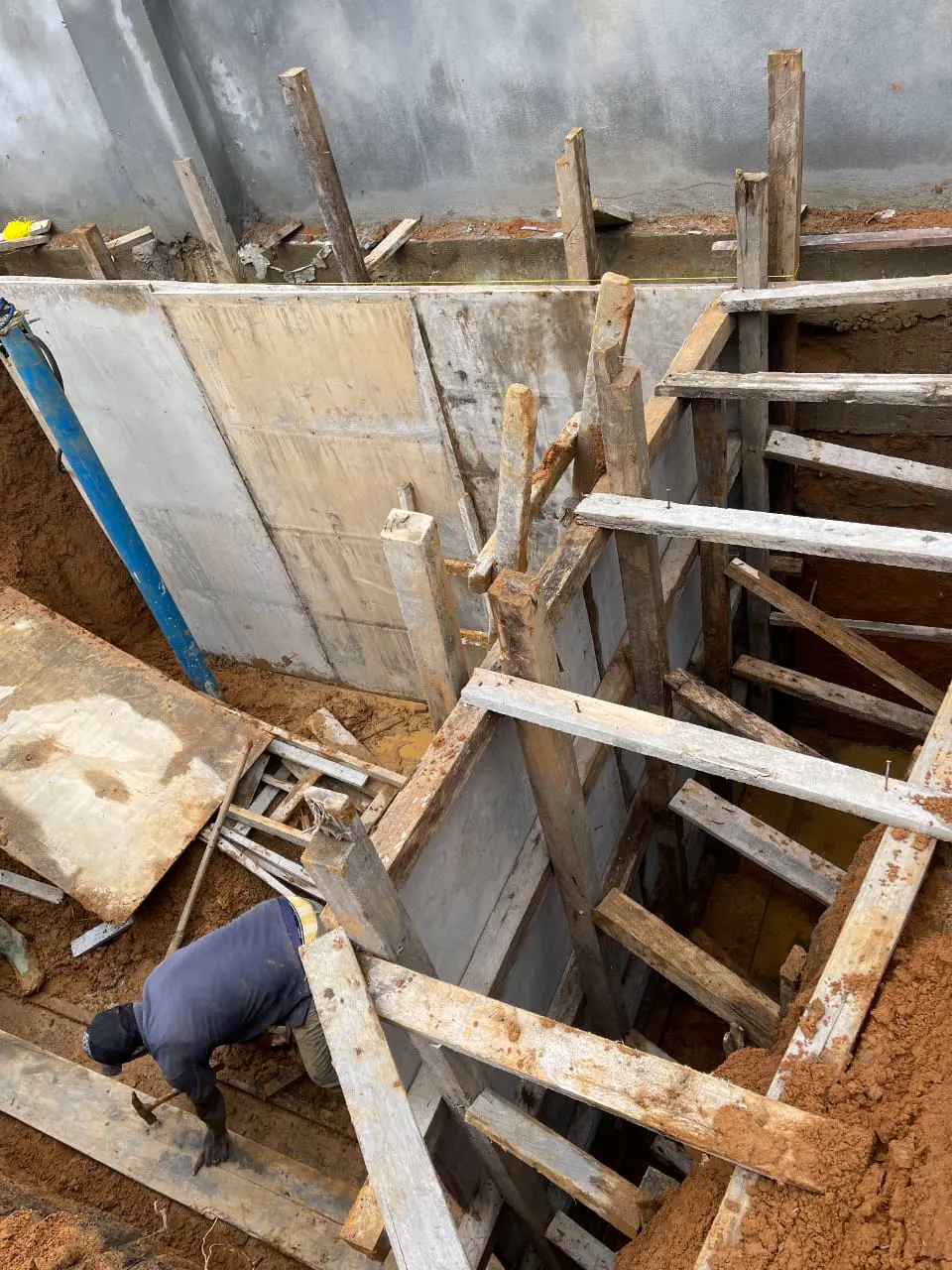 Coffrage et coulage d’une réserve d’eau sur un chantier ETS’2i — vue 2