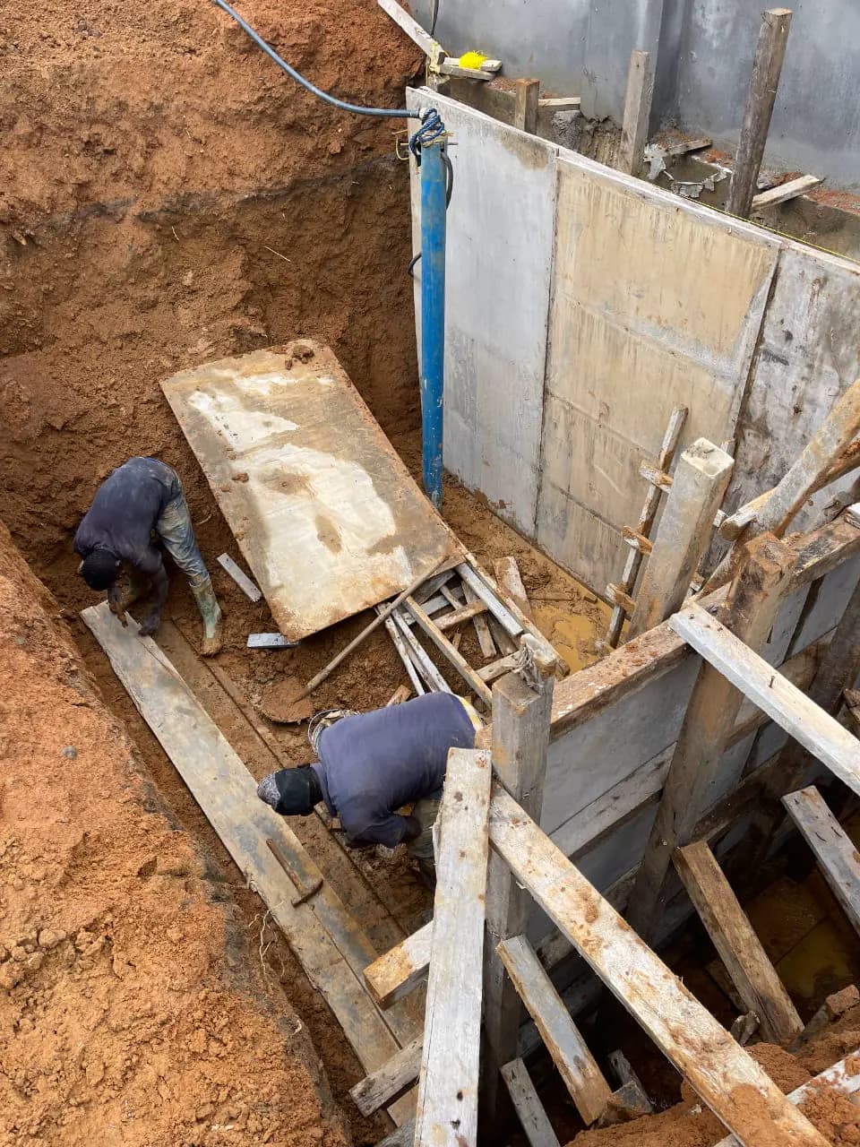 Coffrage et coulage d’une réserve d’eau sur un chantier ETS’2i — vue 3