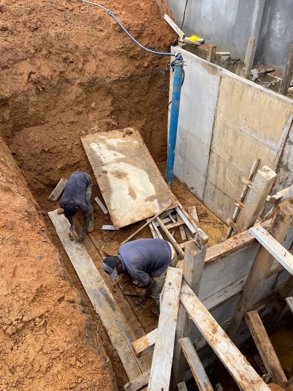 Coffrage et coulage d’une réserve d’eau sur un chantier ETS’2i — vue 5
