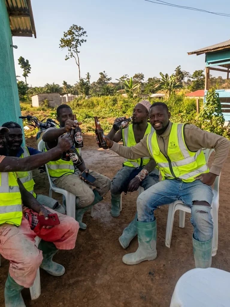 Techniciens ETS’2i en pause après une journée de chantier