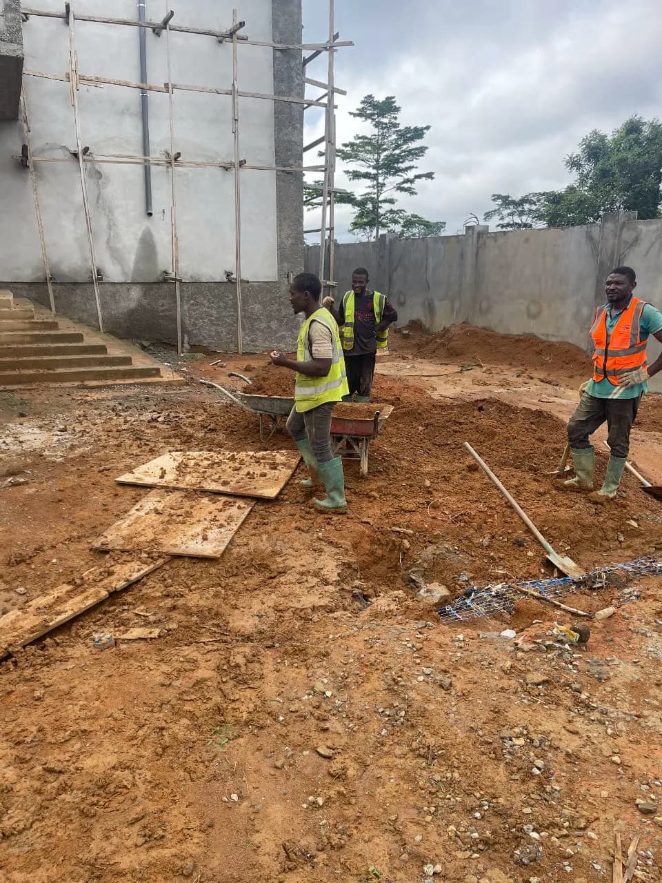 Équipe ETS’2i au travail sur un chantier de trois semaines dans le Sud