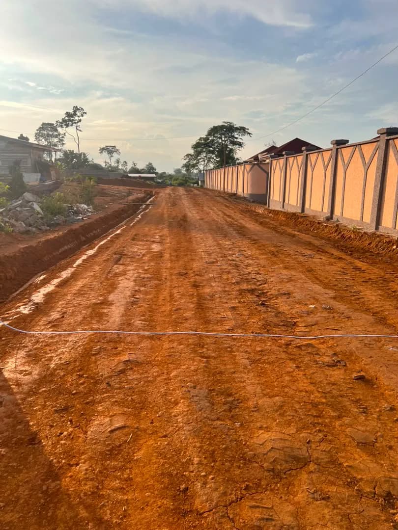 Voirie et clôture d’un chantier de maison à Douala