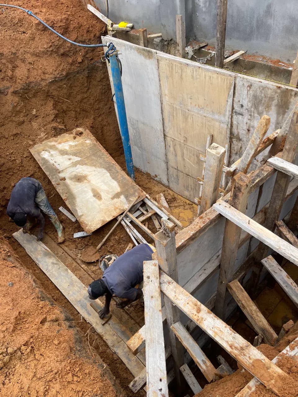 Coffrage et coulage d’une réserve d’eau sur un chantier ETS’2i